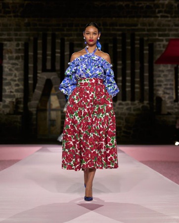 كارولينا هيريرا تلتقي بالغروب المكسيكي في مجموعة ريزورت 2025 والنتيجة تصاميم فريدة من نوعها